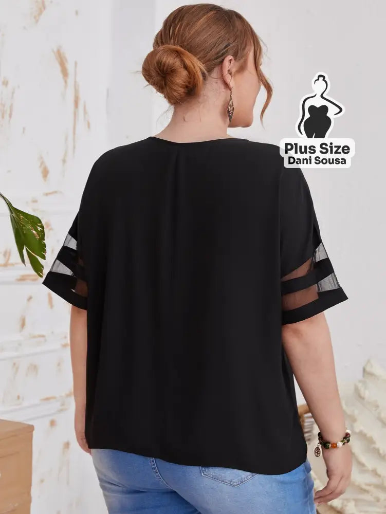 Blusa Básica Com Detalhe De Transparência Nas Mangas Plus Size Blusa Básica Com Detalhe De Transparência Nas Mangas