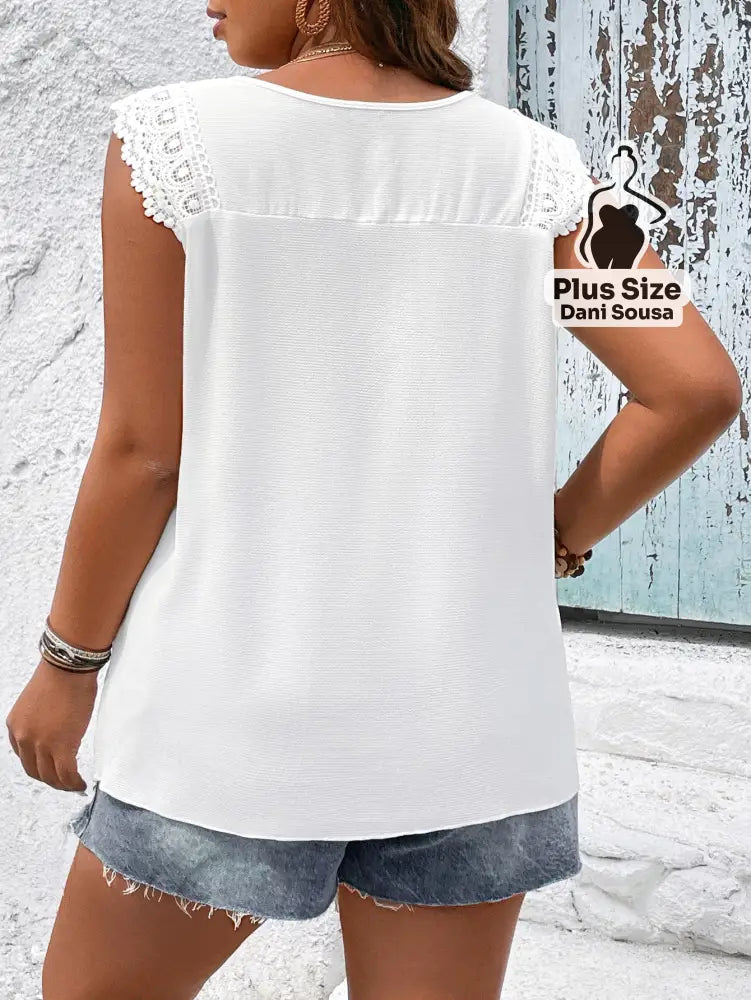 Blusa Bata Bordada com Detalhes Vazados Plus Size Blusa Bata Bordada com Detalhes Vazados Plus Size