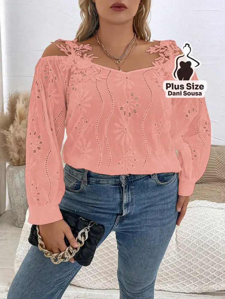 Blusa Ciganinha Com Bordado Vazado e Detalhes Florais Plus Size Blusa Ciganinha Com Bordado Vazado e Detalhes Florais