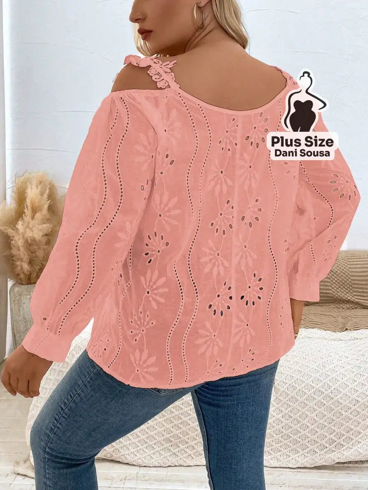 Blusa Ciganinha Com Bordado Vazado e Detalhes Florais Plus Size Blusa Ciganinha Com Bordado Vazado e Detalhes Florais