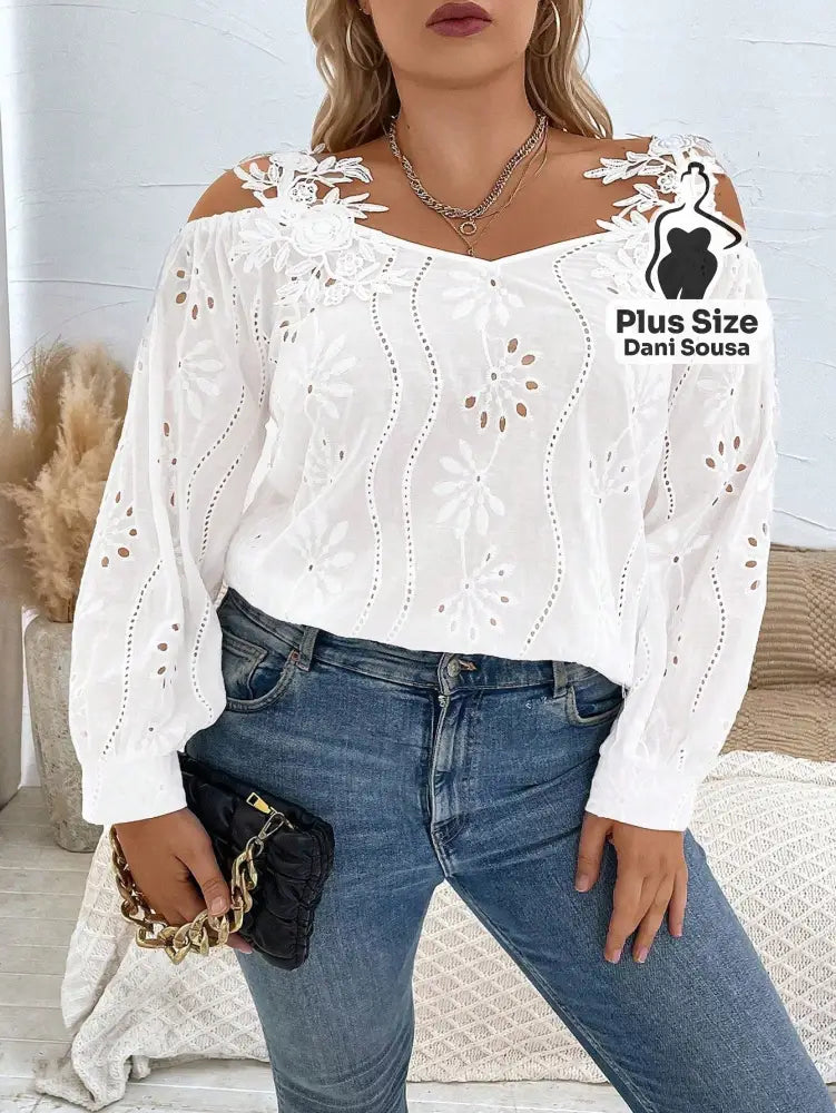 Blusa Ciganinha Com Bordado Vazado e Detalhes Florais Plus Size Blusa Ciganinha Com Bordado Vazado e Detalhes Florais