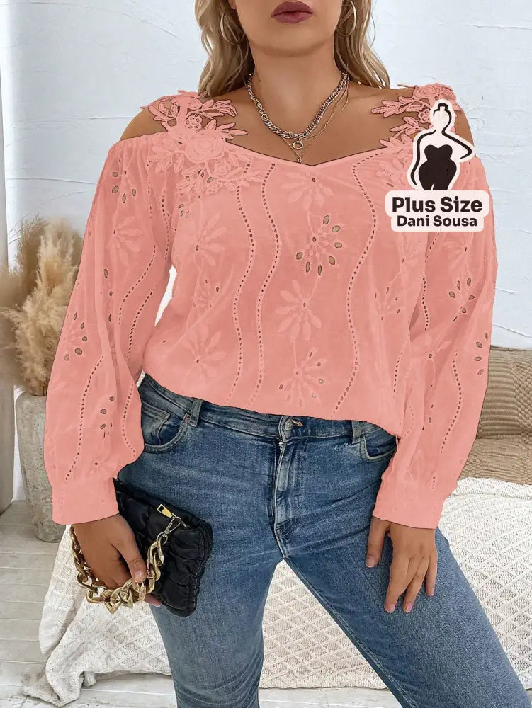 Blusa Ciganinha Com Bordado Vazado e Detalhes Florais Plus Size Blusa Ciganinha Com Bordado Vazado e Detalhes Florais