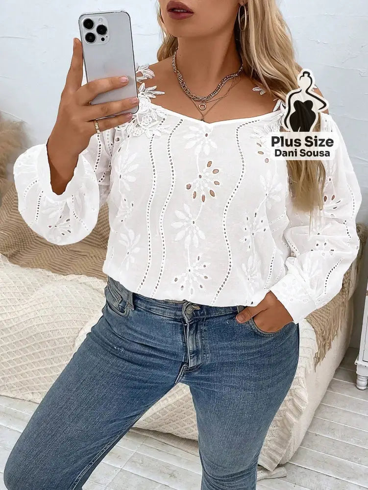 Blusa Ciganinha Com Bordado Vazado e Detalhes Florais Plus Size Blusa Ciganinha Com Bordado Vazado e Detalhes Florais