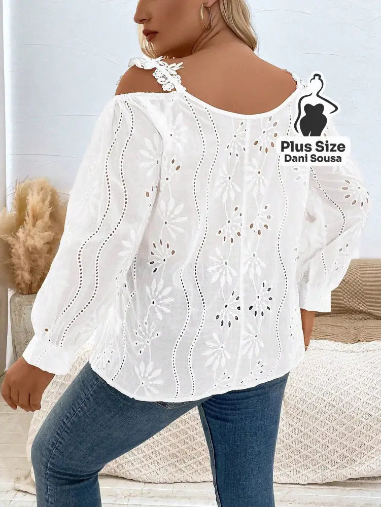 Blusa Ciganinha Com Bordado Vazado e Detalhes Florais Plus Size Blusa Ciganinha Com Bordado Vazado e Detalhes Florais