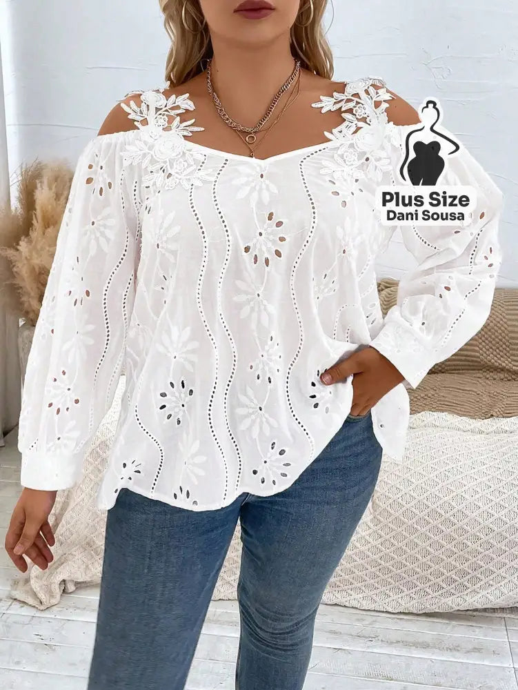Blusa Ciganinha Com Bordado Vazado e Detalhes Florais Plus Size Branco / G Blusa Ciganinha Com Bordado Vazado e