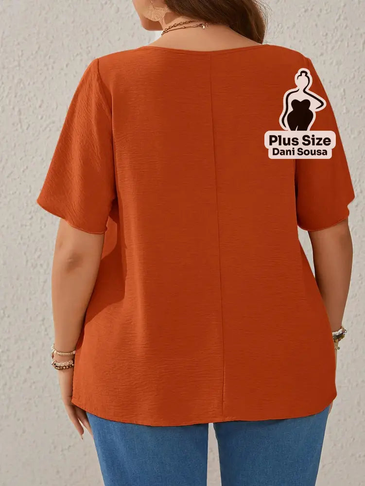 Blusa Com Botões Decorativos E Detalhes De Pregas Plus Size Blusa Com Botões Decorativos E Detalhes De Pregas Plus Size