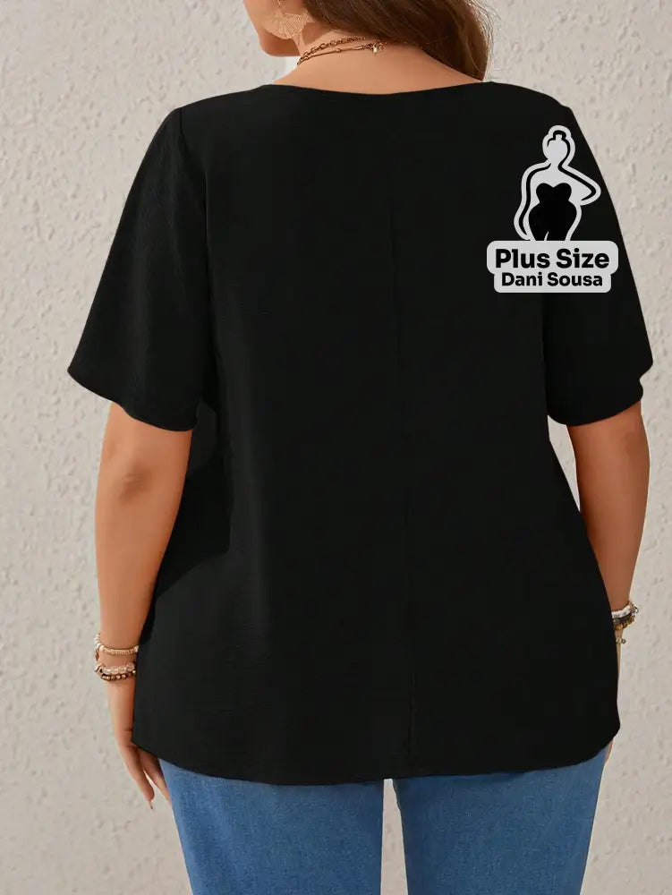 Blusa Com Botões Decorativos E Detalhes De Pregas Plus Size Blusa Com Botões Decorativos E Detalhes De Pregas Plus Size