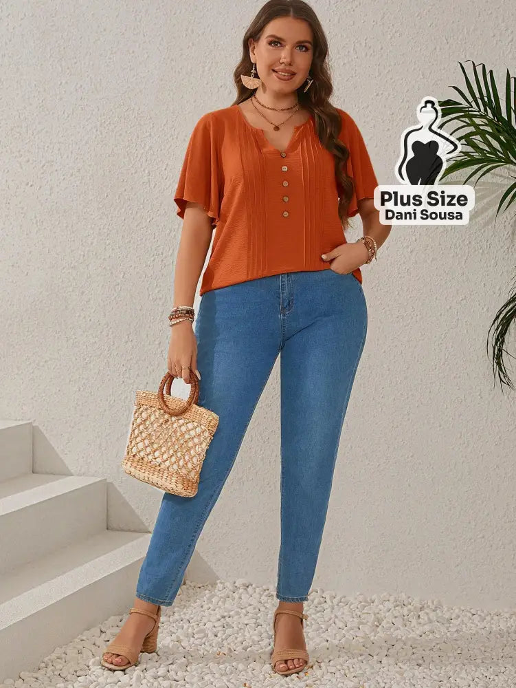 Blusa Com Botões Decorativos E Detalhes De Pregas Plus Size Blusa Com Botões Decorativos E Detalhes De Pregas Plus Size