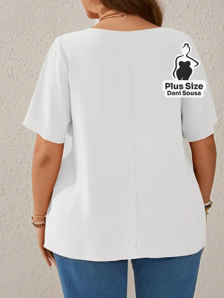 Blusa Com Botões Decorativos E Detalhes De Pregas Plus Size Blusa Com Botões Decorativos E Detalhes De Pregas Plus Size