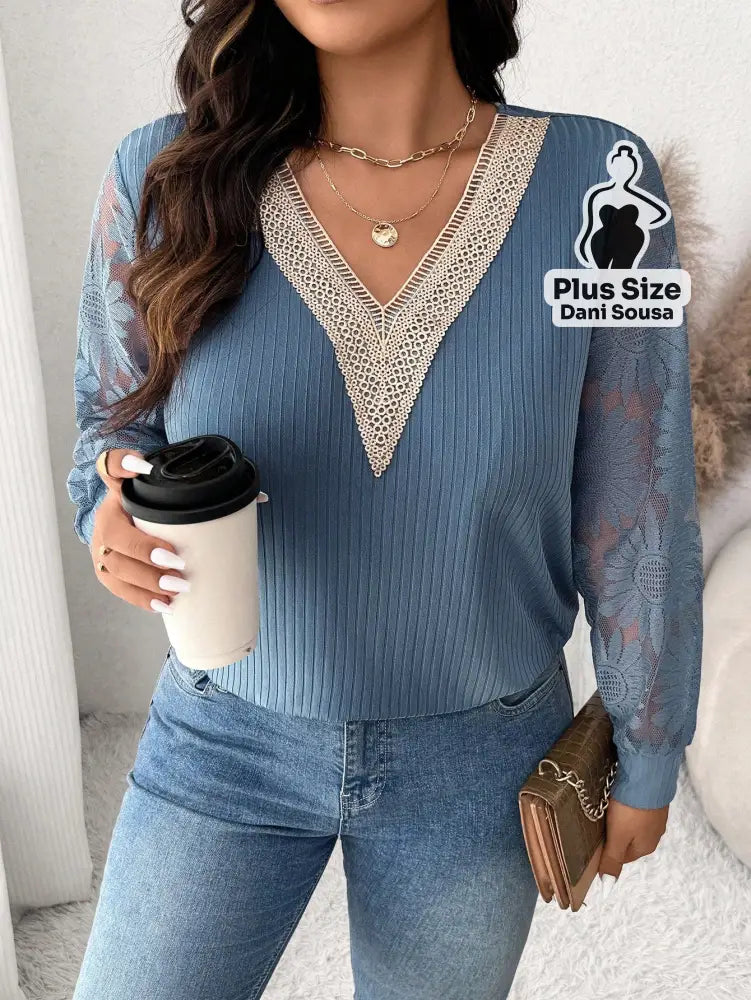 Blusa Com Decote Em V e Mangas Rendadas Plus Size Blusa Com Decote Em V e Mangas Rendadas Plus Size