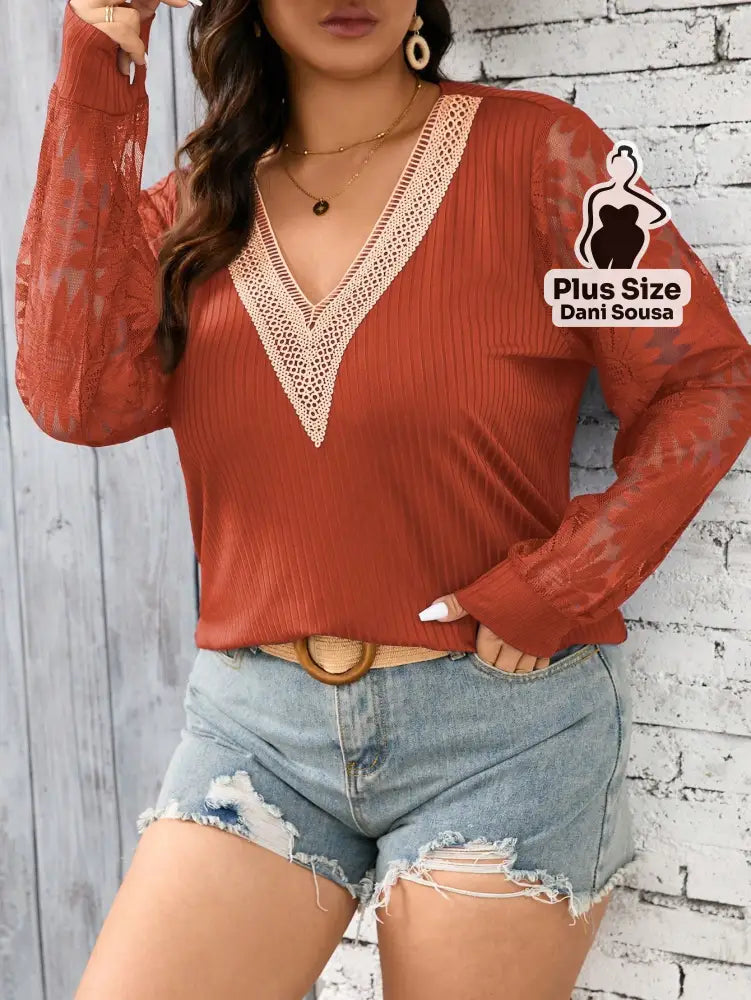 Blusa Com Decote Em V e Mangas Rendadas Plus Size Blusa Com Decote Em V e Mangas Rendadas Plus Size