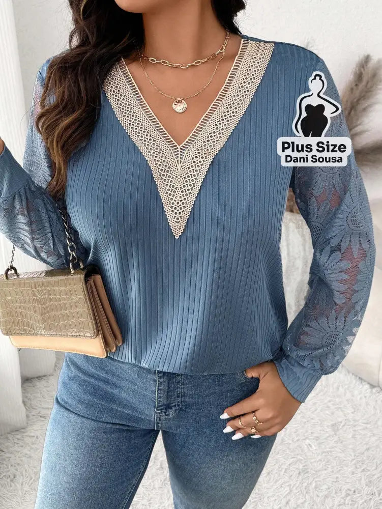 Blusa Com Decote Em V e Mangas Rendadas Plus Size Blusa Com Decote Em V e Mangas Rendadas Plus Size