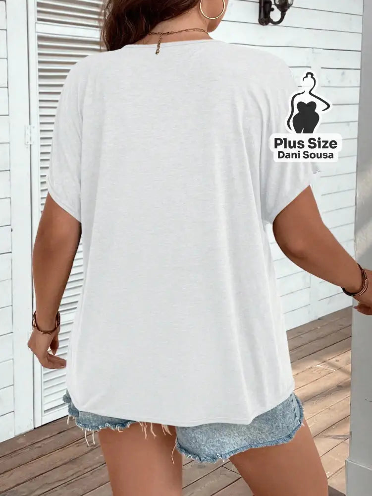 Blusa com Decote V e Detalhes Vazados nas Mangas Plus Size Blusa com Decote V e Detalhes Vazados nas Mangas Plus Size