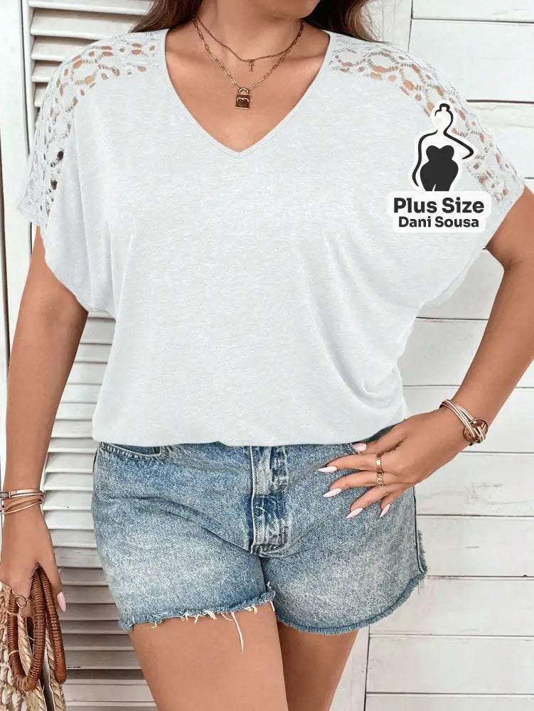 Blusa com Decote V e Detalhes Vazados nas Mangas Plus Size Blusa com Decote V e Detalhes Vazados nas Mangas Plus Size