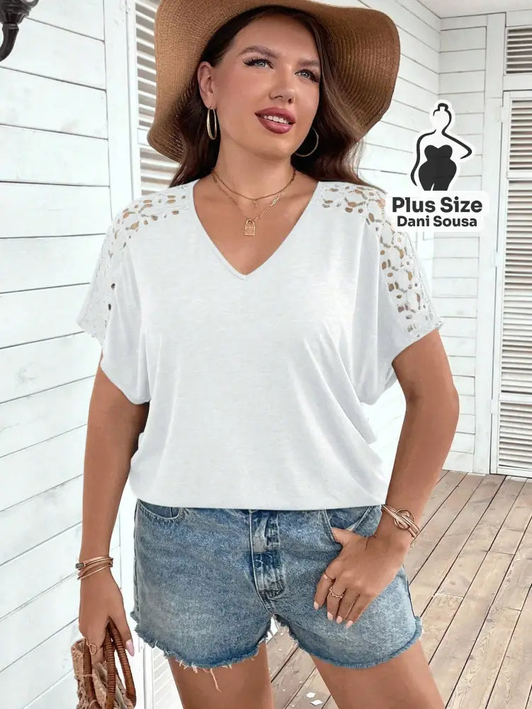 Blusa com Decote V e Detalhes Vazados nas Mangas Plus Size Blusa com Decote V e Detalhes Vazados nas Mangas Plus Size