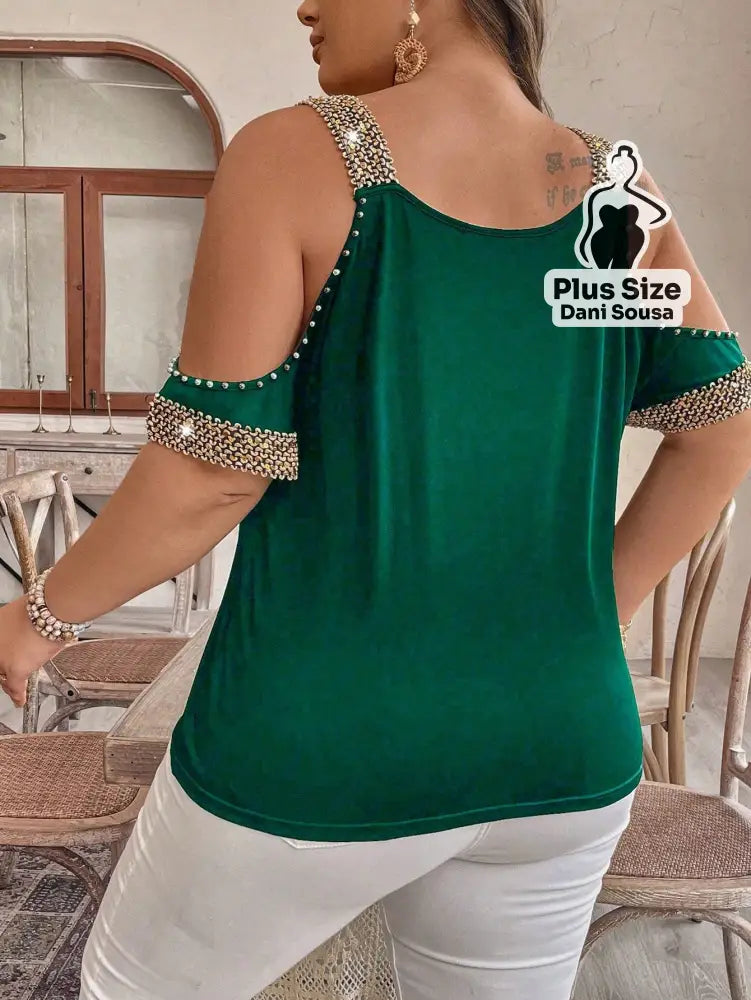Blusa Com Detalhes de Pedraria e Ombros Vazados Plus Size Blusa Com Detalhes de Pedraria e Ombros Vazados Plus Size