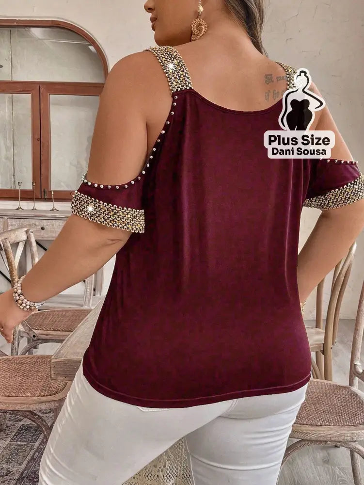 Blusa Com Detalhes de Pedraria e Ombros Vazados Plus Size Blusa Com Detalhes de Pedraria e Ombros Vazados Plus Size