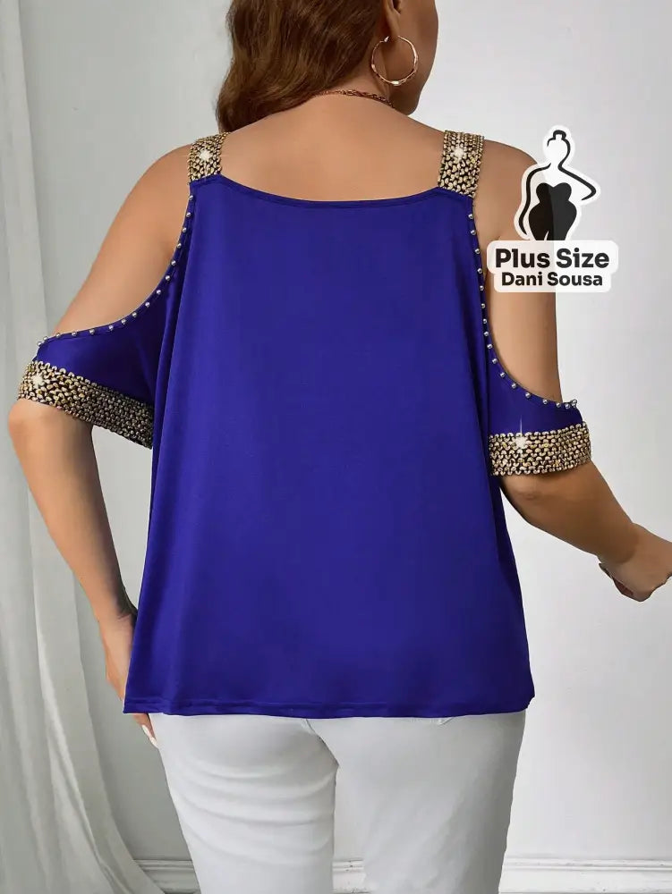 Blusa Com Detalhes de Pedraria e Ombros Vazados Plus Size Blusa Com Detalhes de Pedraria e Ombros Vazados Plus Size