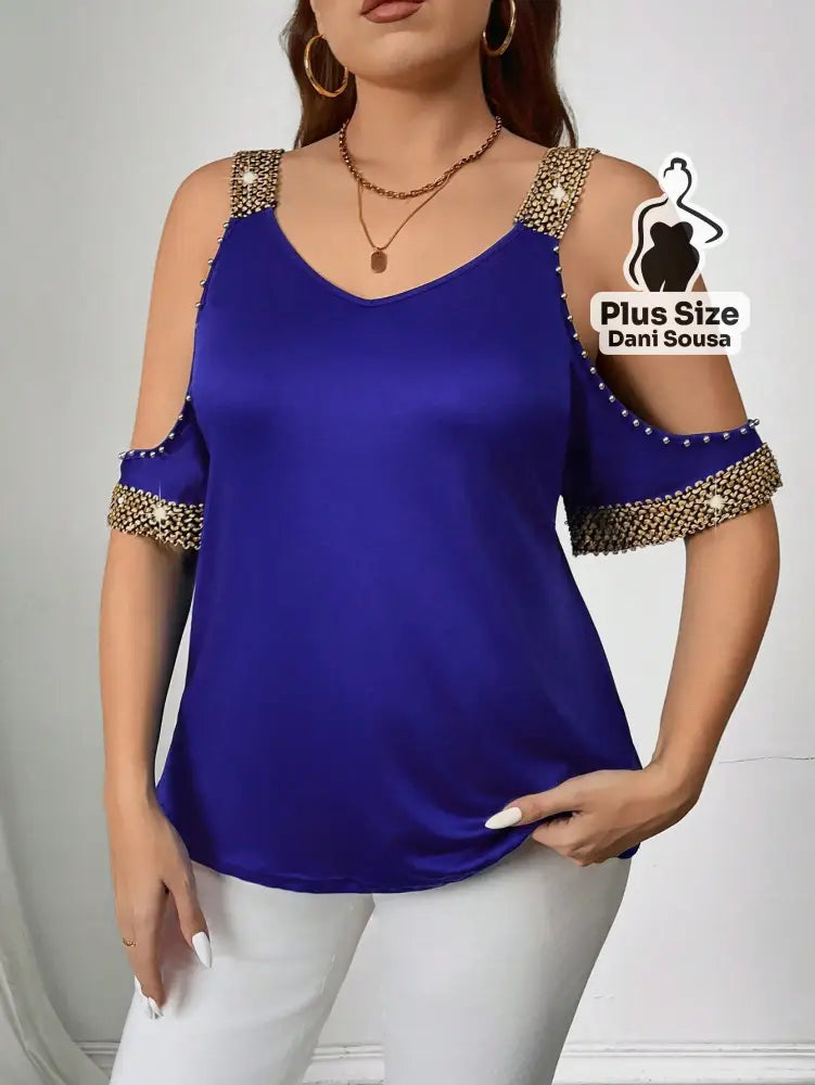 Blusa Com Detalhes de Pedraria e Ombros Vazados Plus Size Blusa Com Detalhes de Pedraria e Ombros Vazados Plus Size