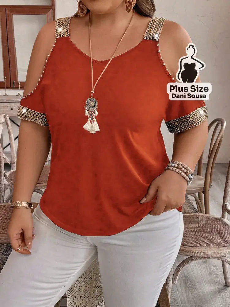 Blusa Com Detalhes de Pedraria e Ombros Vazados Plus Size Blusa Com Detalhes de Pedraria e Ombros Vazados Plus Size