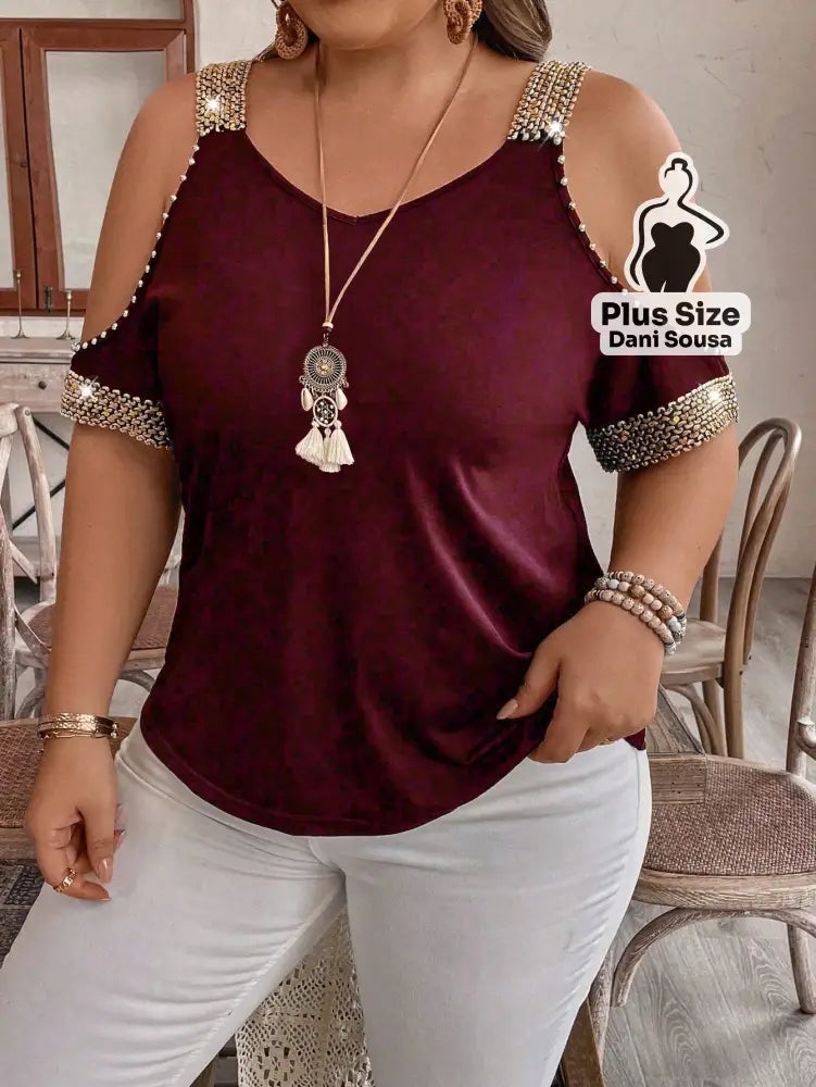Blusa Com Detalhes de Pedraria e Ombros Vazados Plus Size Blusa Com Detalhes de Pedraria e Ombros Vazados Plus Size