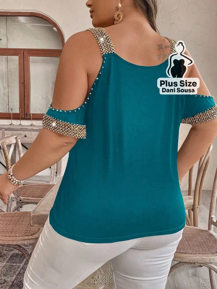 Blusa Com Detalhes de Pedraria e Ombros Vazados Plus Size Blusa Com Detalhes de Pedraria e Ombros Vazados Plus Size