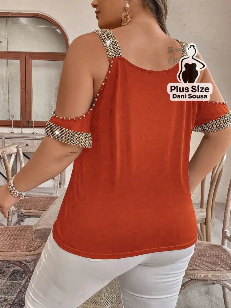 Blusa Com Detalhes de Pedraria e Ombros Vazados Plus Size Blusa Com Detalhes de Pedraria e Ombros Vazados Plus Size