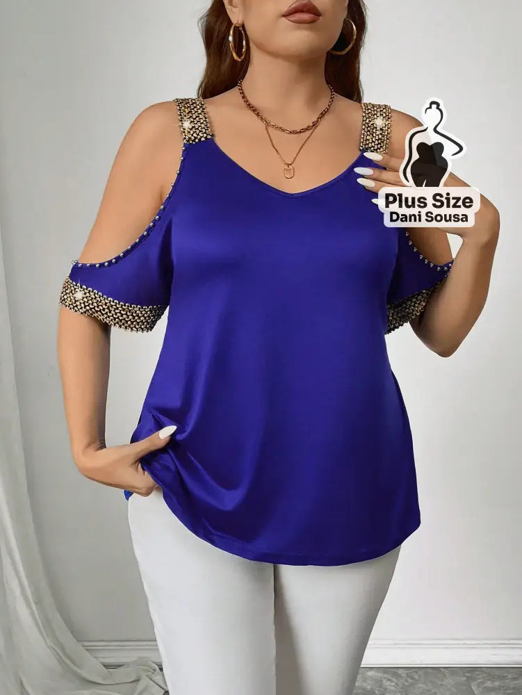 Blusa Com Detalhes de Pedraria e Ombros Vazados Plus Size Blusa Com Detalhes de Pedraria e Ombros Vazados Plus Size
