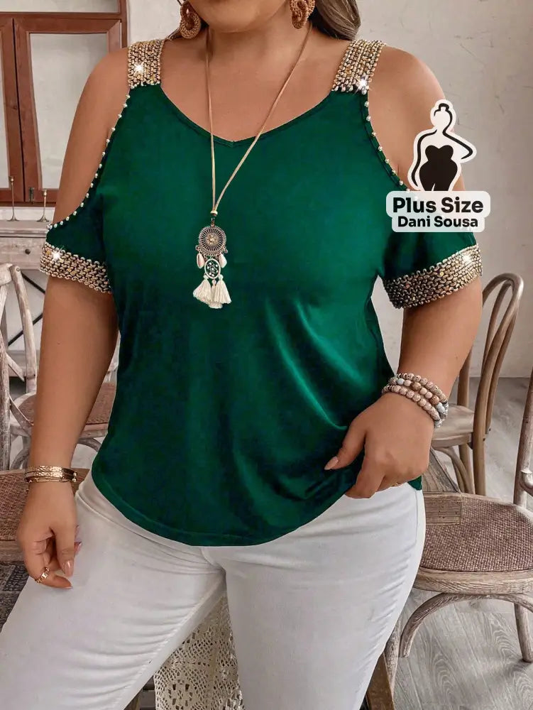 Blusa Com Detalhes de Pedraria e Ombros Vazados Plus Size Blusa Com Detalhes de Pedraria e Ombros Vazados Plus Size