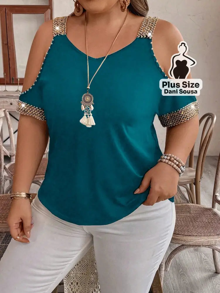 Blusa Com Detalhes de Pedraria e Ombros Vazados Plus Size Blusa Com Detalhes de Pedraria e Ombros Vazados Plus Size