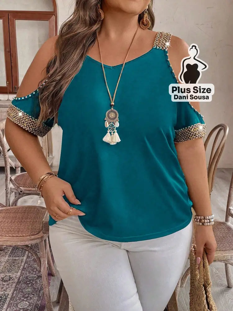 Blusa Com Detalhes de Pedraria e Ombros Vazados Plus Size Blusa Com Detalhes de Pedraria e Ombros Vazados Plus Size