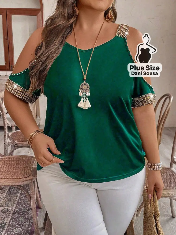 Blusa Com Detalhes de Pedraria e Ombros Vazados Plus Size Blusa Com Detalhes de Pedraria e Ombros Vazados Plus Size