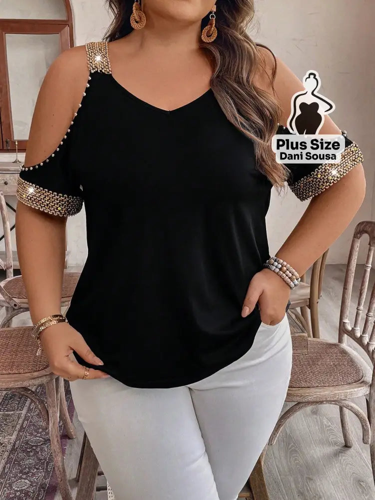 Blusa Com Detalhes de Pedraria e Ombros Vazados Plus Size Blusa Com Detalhes de Pedraria e Ombros Vazados Plus Size