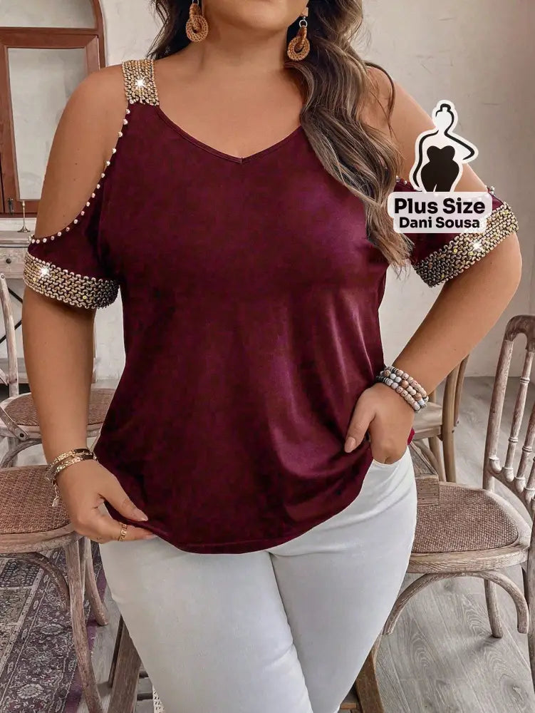 Blusa Com Detalhes de Pedraria e Ombros Vazados Plus Size Blusa Com Detalhes de Pedraria e Ombros Vazados Plus Size