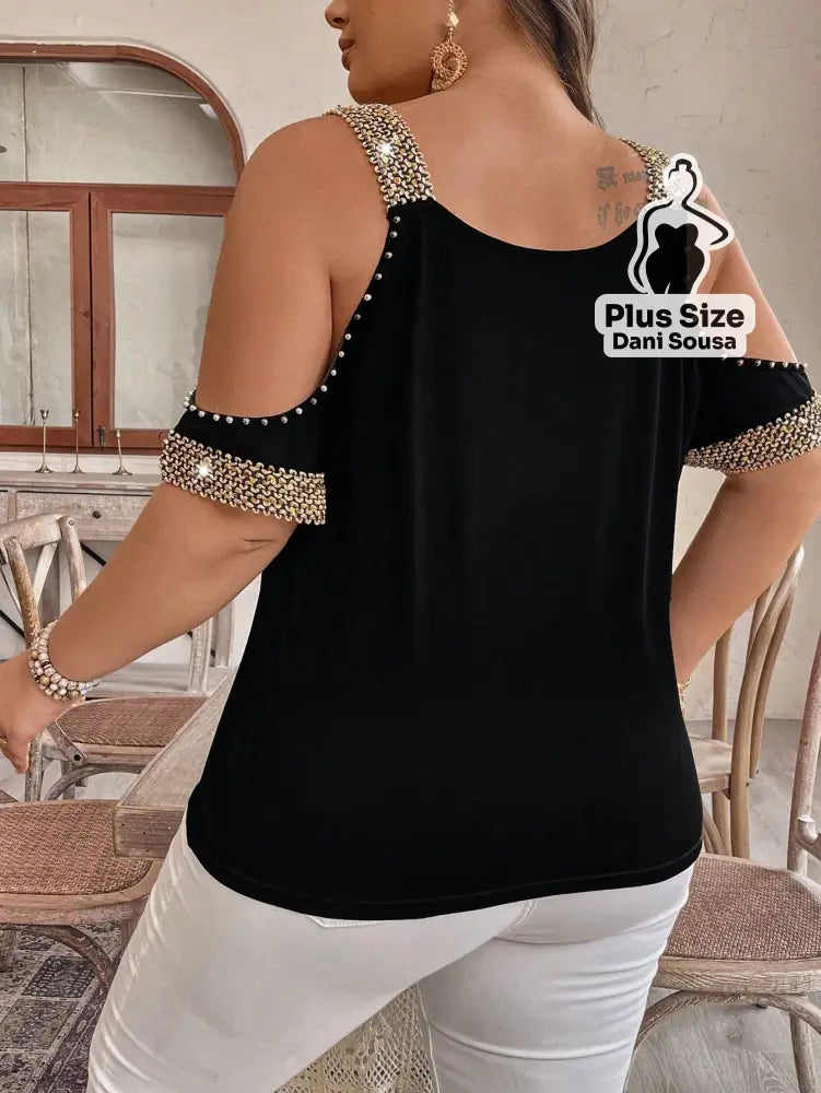 Blusa Com Detalhes de Pedraria e Ombros Vazados Plus Size Blusa Com Detalhes de Pedraria e Ombros Vazados Plus Size