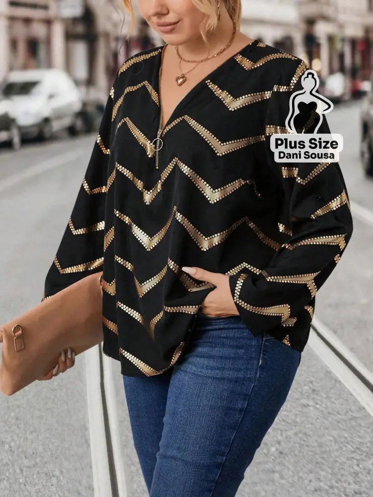 Blusa com Estampa Chevron e Decote em Zíper Plus Size Blusa Bata Bordada com Detalhes Vazados Plus Size