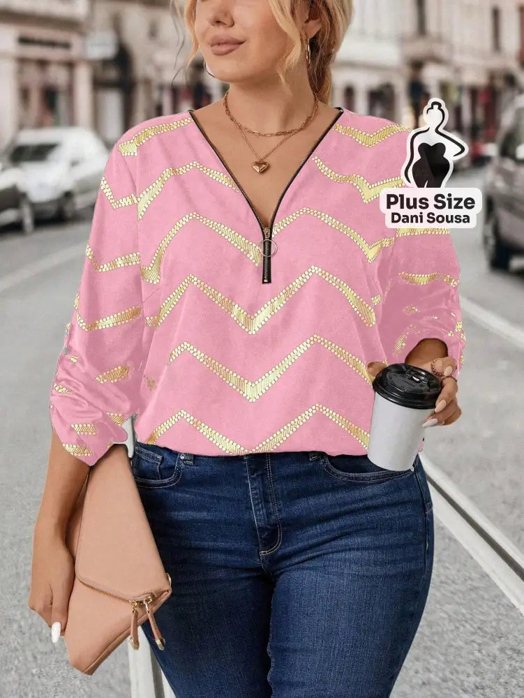 Blusa com Estampa Chevron e Decote em Zíper Plus Size Blusa Bata Bordada com Detalhes Vazados Plus Size