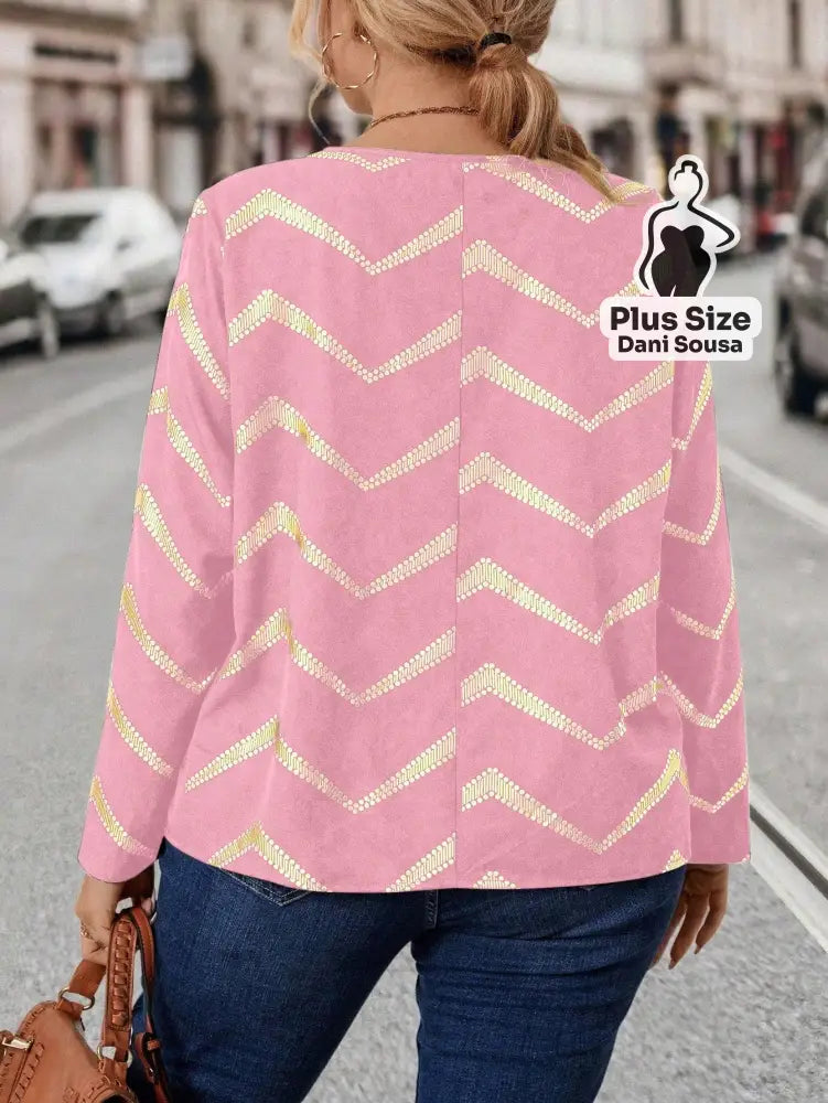 Blusa com Estampa Chevron e Decote em Zíper Plus Size Blusa Bata Bordada com Detalhes Vazados Plus Size