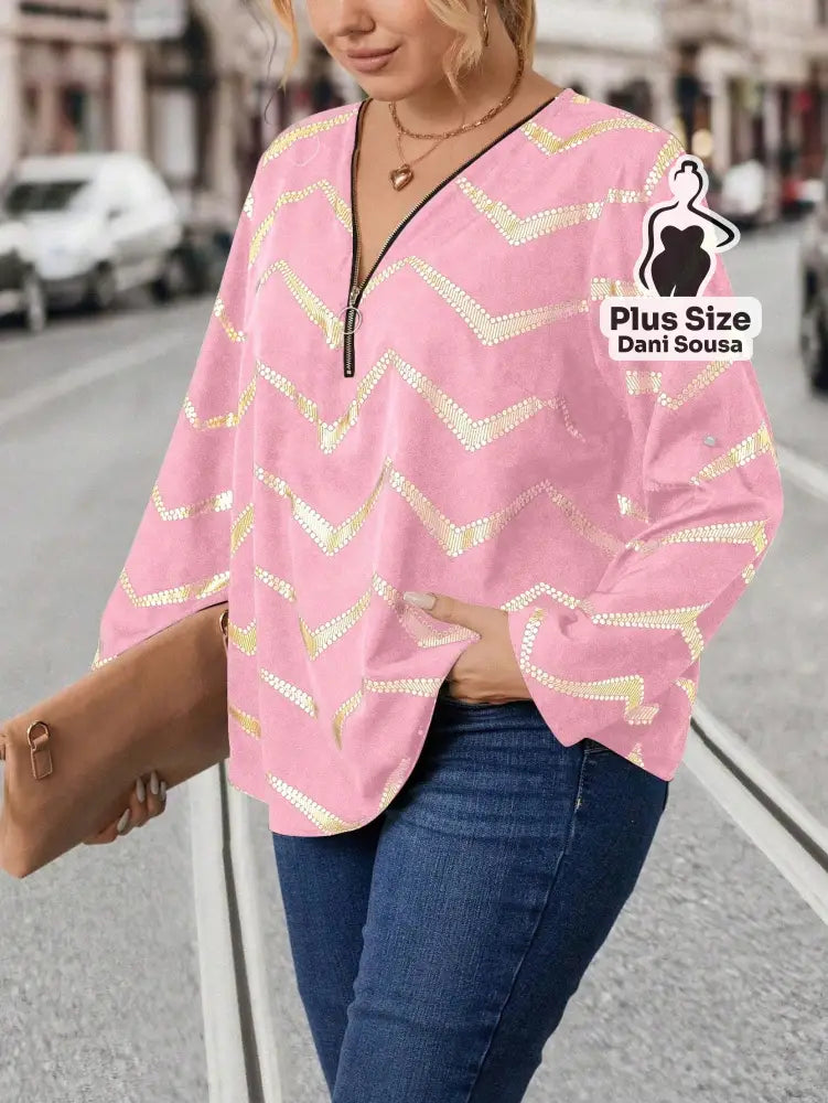 Blusa com Estampa Chevron e Decote em Zíper Plus Size Rosa / G Blusa Bata Bordada com Detalhes Vazados Plus Size