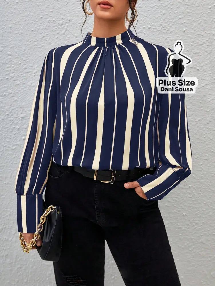 Blusa Com Gola Franzida E Estampa Moderna Plus Size Azul / G Conjunto Cropped e Shorts Estampado com Detalhes de Renda