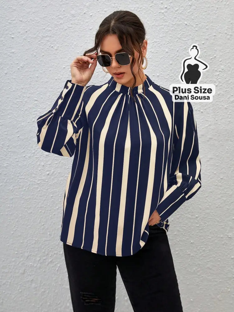 Blusa Com Gola Franzida E Estampa Moderna Plus Size Conjunto Cropped e Shorts Estampado com Detalhes de Renda Plus Size