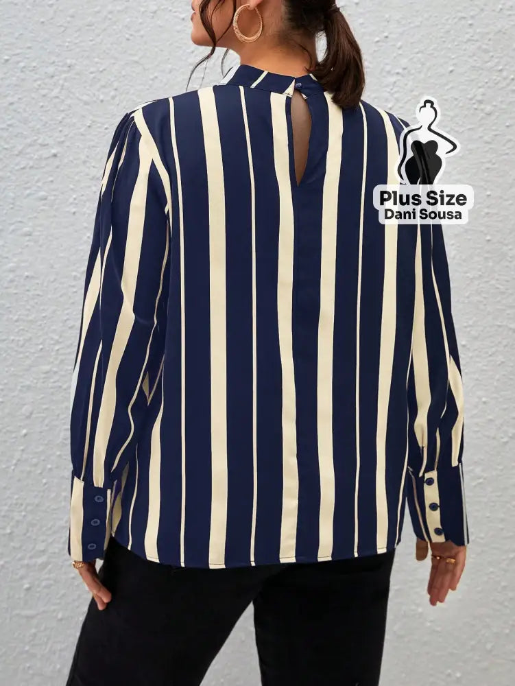 Blusa Com Gola Franzida E Estampa Moderna Plus Size Conjunto Cropped e Shorts Estampado com Detalhes de Renda Plus Size