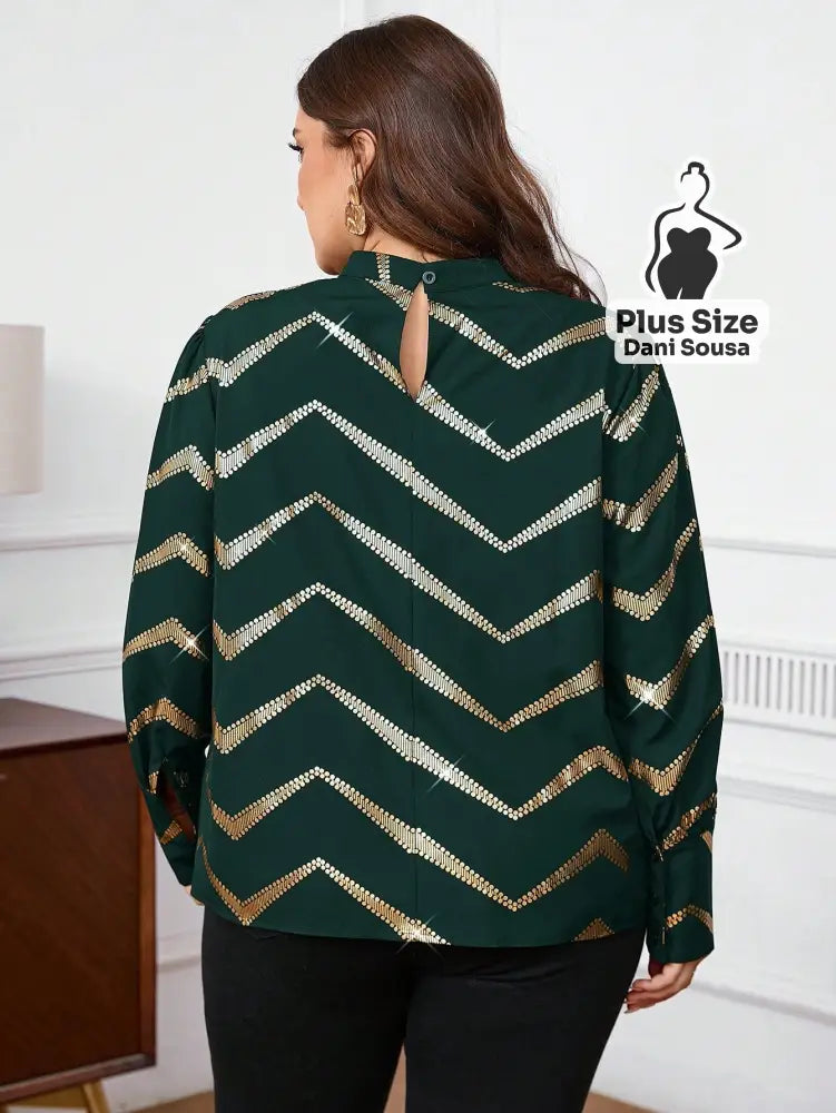 Blusa Com Gola Franzida E Estampa Moderna Plus Size Conjunto Cropped e Shorts Estampado com Detalhes de Renda Plus Size