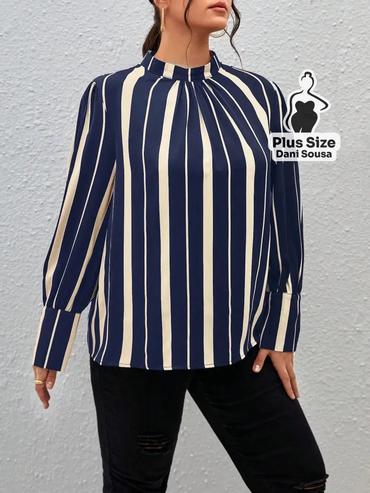 Blusa Com Gola Franzida E Estampa Moderna Plus Size Conjunto Cropped e Shorts Estampado com Detalhes de Renda Plus Size