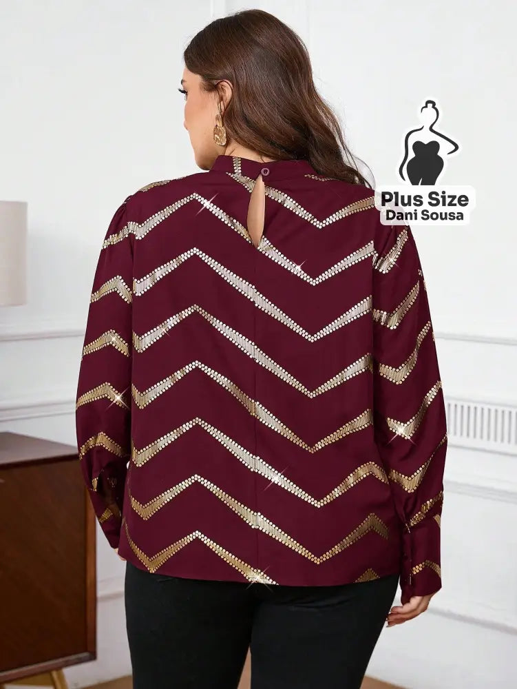 Blusa Com Gola Franzida E Estampa Moderna Plus Size Conjunto Cropped e Shorts Estampado com Detalhes de Renda Plus Size