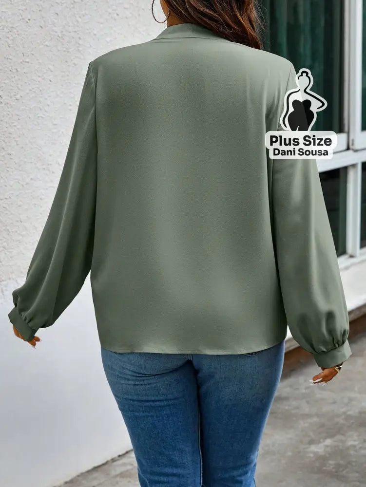 Blusa Com Laço e Manga Longa Elegante Plus Size Blusa Com Laço e Manga Longa Elegante Plus Size