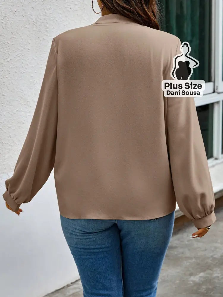 Blusa Com Laço e Manga Longa Elegante Plus Size Blusa Com Laço e Manga Longa Elegante Plus Size