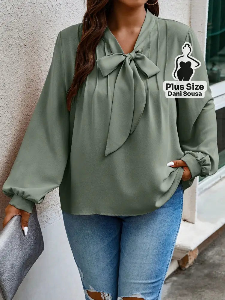 Blusa Com Laço e Manga Longa Elegante Plus Size Blusa Com Laço e Manga Longa Elegante Plus Size