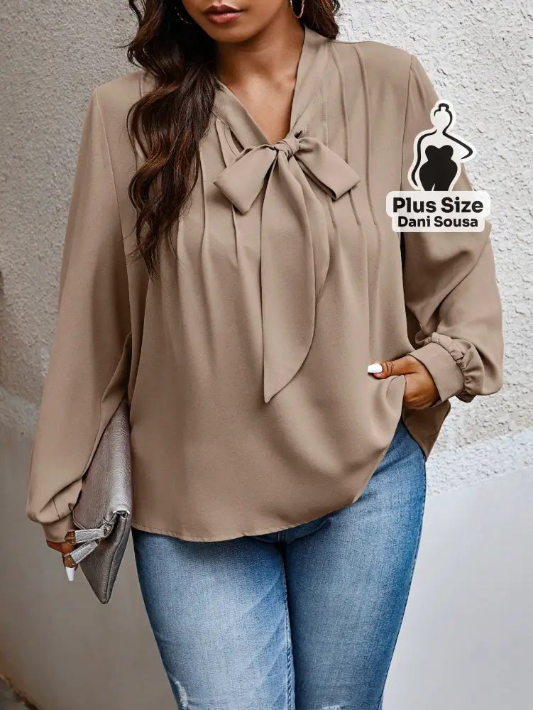 Blusa Com Laço e Manga Longa Elegante Plus Size Blusa Com Laço e Manga Longa Elegante Plus Size