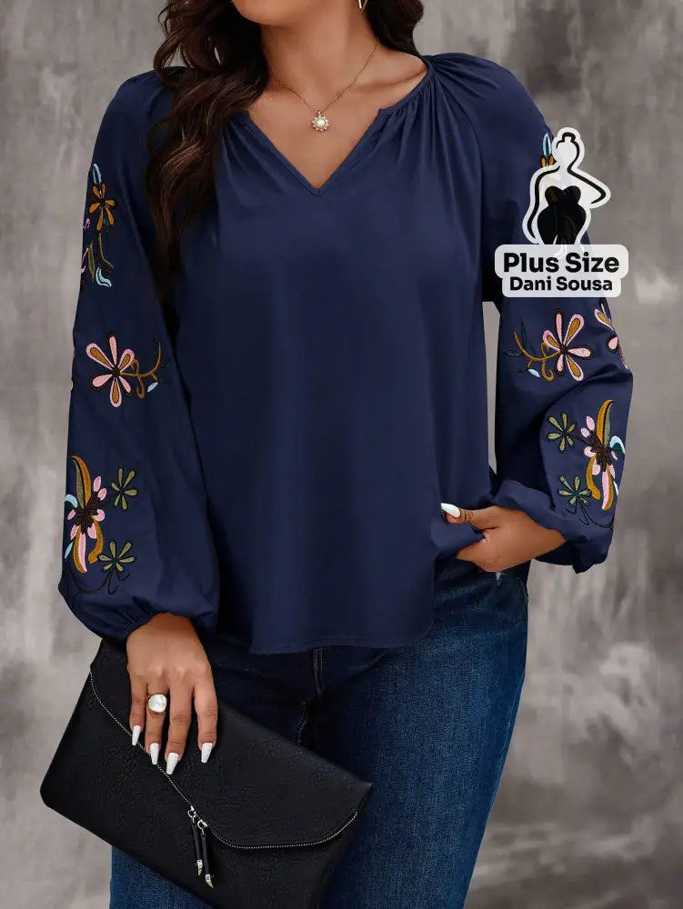 Blusa Com Mangas Bufantes Bordadas e Decote V Plus Size Blusa Com Mangas Bufantes Bordadas e Decote V Plus Size